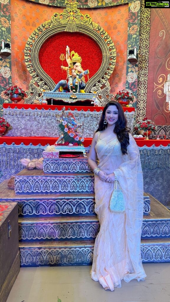 Eshanya Maheshwari Instagram - Attended the darshan of Shrimant Bhausaheb Rangari Ganpati at Pune. And witnessed The Rich History of it Since 1892, Blessed to bow down at the feets of the lord Ganesha on The occasion of this festive season..!🐁😇🙏🏻🌺 . @punitbalan @bhaurangari . Vc ;- @swappygraphy . . #Bhaurangari #punitbalan #Bhausahebrangariganpatitrust #pune