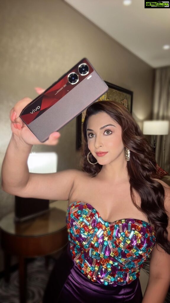 Eshanya Maheshwari Instagram - Here’s my event attire with the @vivo_india v29e as my inspiration, it’s a true masterpiece that beautifully blends artistic design with the allure of red. Be the first to pre-order yours at vivo.com! #vivov29e • • • #TheMasterpiece #DelightEveryMoment #TheDesignMasterpiece