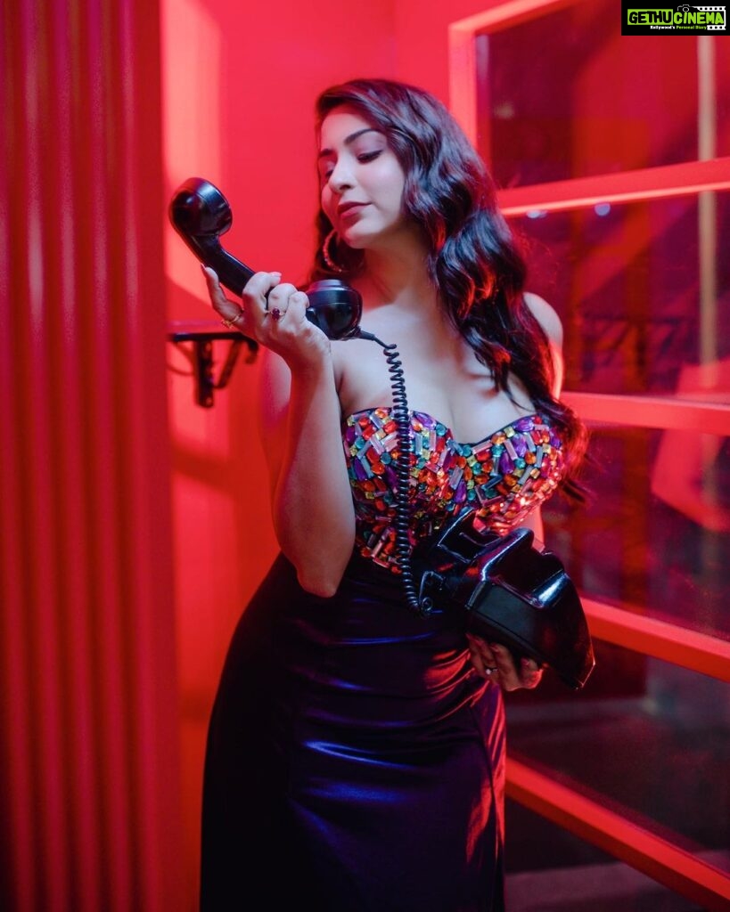 Eshanya Maheshwari Instagram - If You Have My Number, So Call Me Maybe 🤙🏻😉 📸- @shubz.photo Outfit- @maheshwariswathi #Esshanya #AwardNight #EsshanyaMaheshwari #Poser #Gown #Party