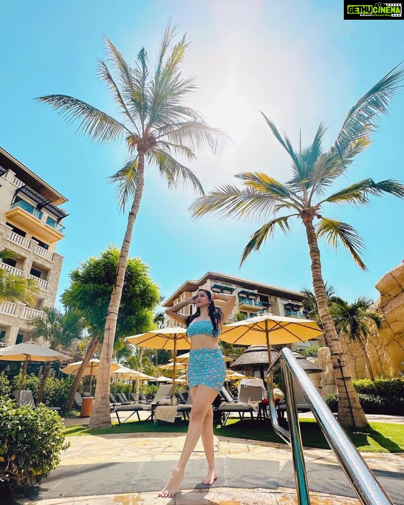 Eshanya Maheshwari Instagram - live in the sunshine, swim in the blue, And drink the wild air 💙 📍- @sofiteldubaipalm #Dubai #SofitelDubaiThePalm #Travel #Esshanya