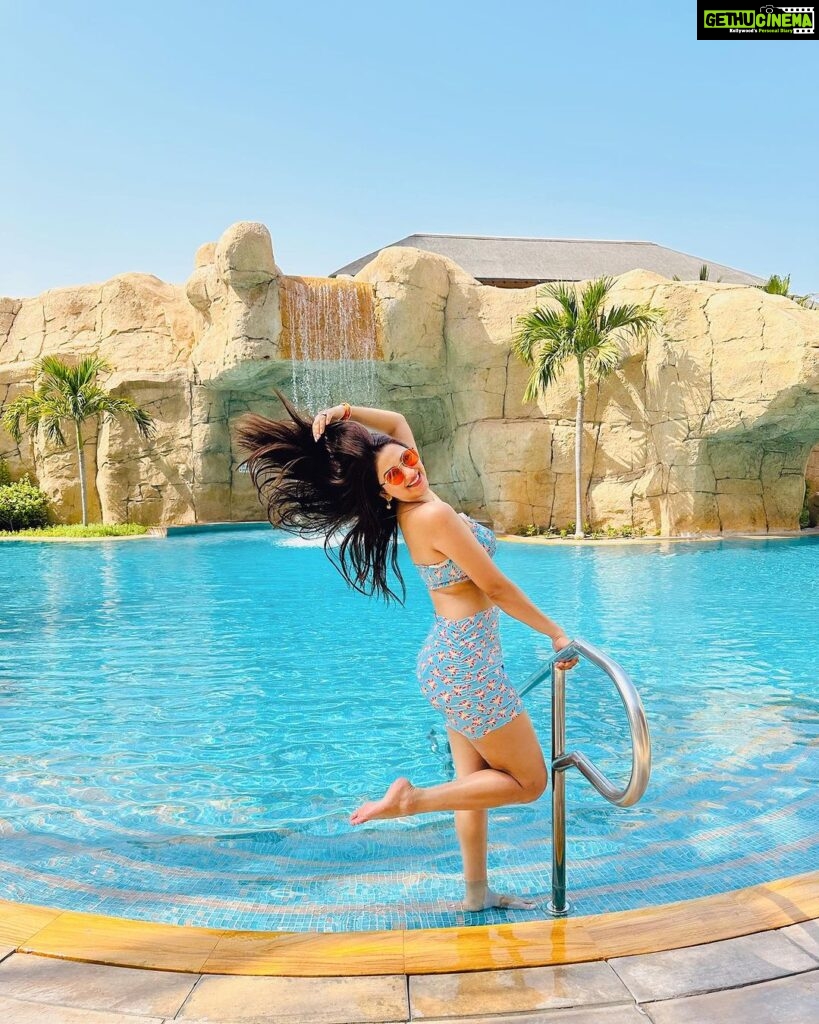 Eshanya Maheshwari Instagram - live in the sunshine, swim in the blue, And drink the wild air 💙 📍- @sofiteldubaipalm #Dubai #SofitelDubaiThePalm #Travel #Esshanya