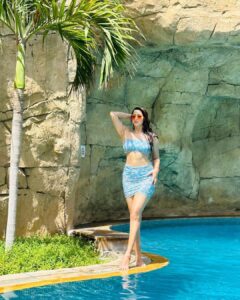 Eshanya Maheshwari Instagram - live in the sunshine, swim in the blue, And drink the wild air 💙 📍- @sofiteldubaipalm #Dubai #SofitelDubaiThePalm #Travel #Esshanya