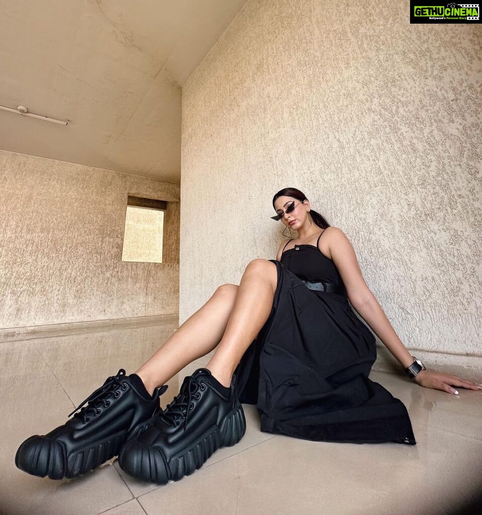 Eshanya Maheshwari Instagram - I MAKE SHOE CONTACT, BEFORE EYE CONTACT. 😉🖤 What’s Your Contact ? 😉 Shoes - @onitsukatigerofficial @onitsukatigerindia #OnitsukaTiger #OnitsukaTigerIndia