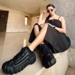 Eshanya Maheshwari Instagram - I MAKE SHOE CONTACT, BEFORE EYE CONTACT. 😉🖤 What’s Your Contact ? 😉 Shoes - @onitsukatigerofficial @onitsukatigerindia #OnitsukaTiger #OnitsukaTigerIndia