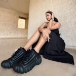 Eshanya Maheshwari Instagram - I MAKE SHOE CONTACT, BEFORE EYE CONTACT. 😉🖤 What’s Your Contact ? 😉 Shoes - @onitsukatigerofficial @onitsukatigerindia #OnitsukaTiger #OnitsukaTigerIndia