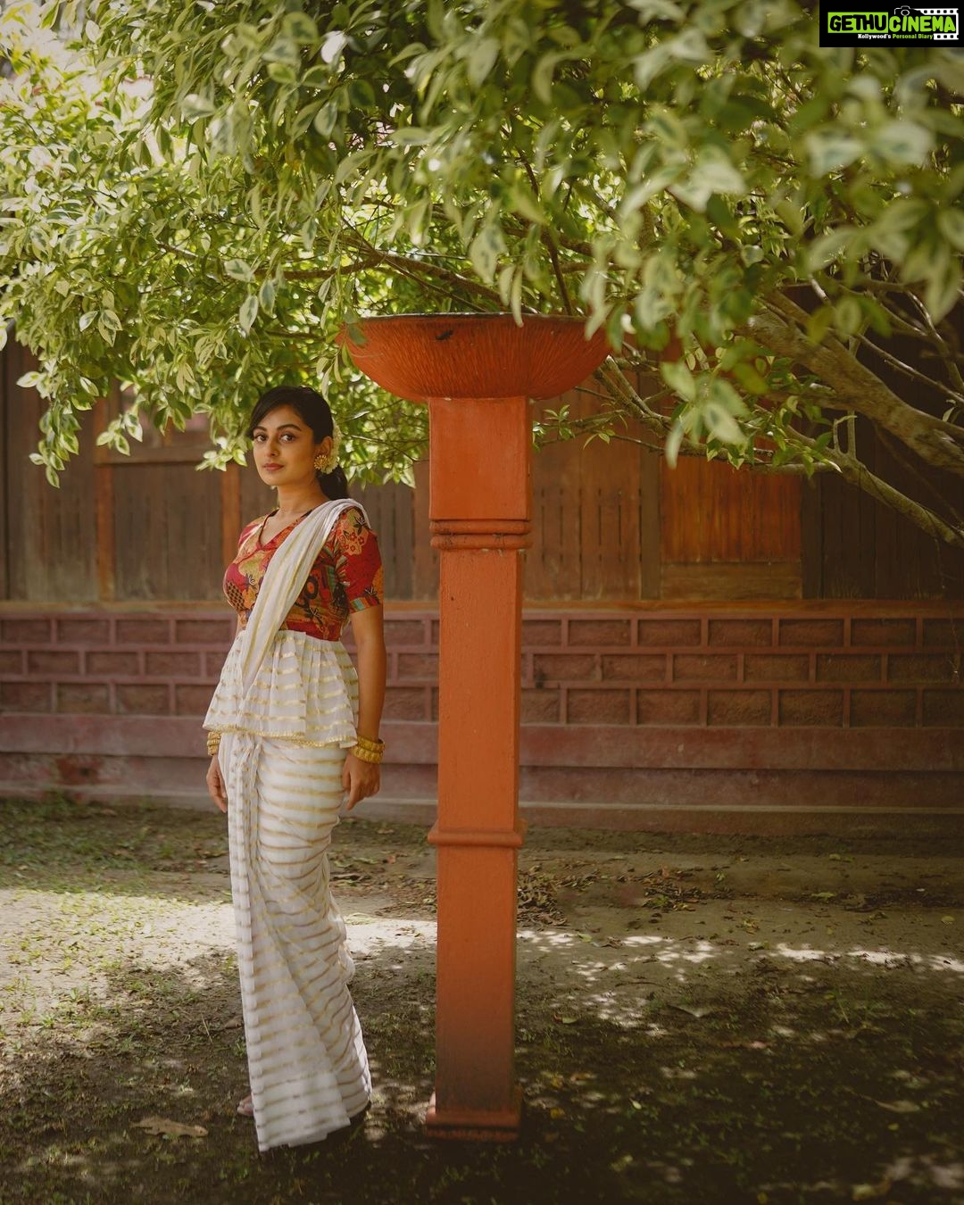 Esther Anil Instagram - Onam vanallo… 🌸 Designed and styled : @amritha_lakshmi___ @styledby_al_ Photography : @merin__georg Mua : @sreegeshvasan_makeupartist Costume : @kritilabel Accesories : @goodwillcollectionskerala Location : @kondai_lip_resort Special thanks : @book_vacations