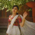 Esther Anil Instagram - Onam vanallo… 🌸 Designed and styled : @amritha_lakshmi___ @styledby_al_ Photography : @merin__georg Mua : @sreegeshvasan_makeupartist Costume : @kritilabel Accesories : @goodwillcollectionskerala Location : @kondai_lip_resort Special thanks : @book_vacations
