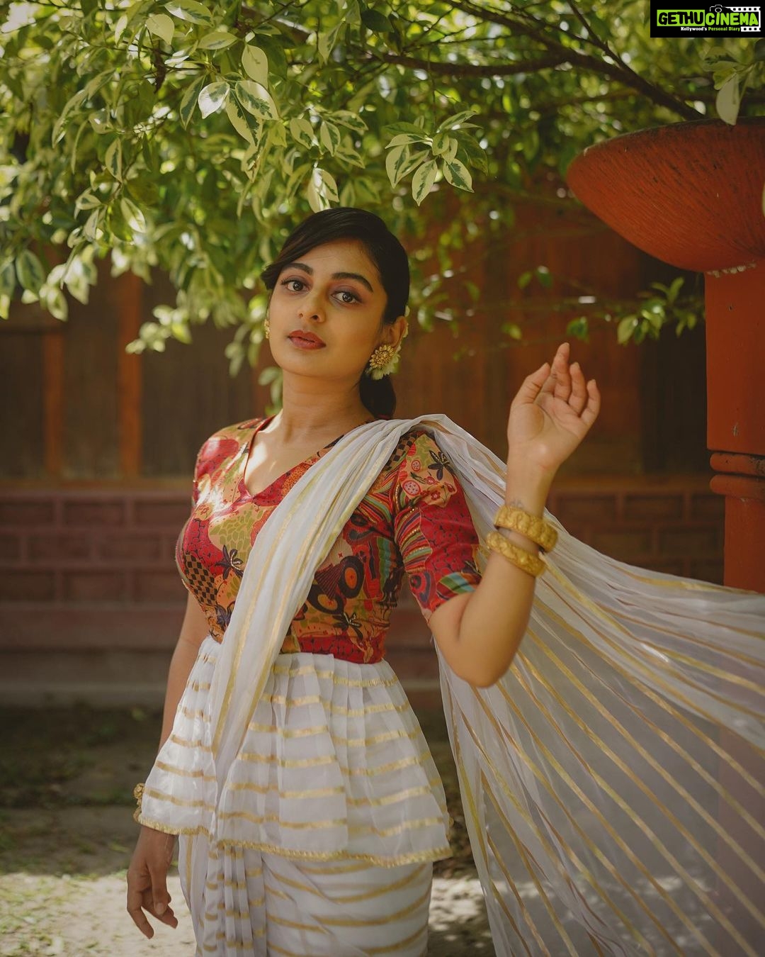 Esther Anil Instagram - Onam vanallo… 🌸 Designed and styled : @amritha_lakshmi___ @styledby_al_ Photography : @merin__georg Mua : @sreegeshvasan_makeupartist Costume : @kritilabel Accesories : @goodwillcollectionskerala Location : @kondai_lip_resort Special thanks : @book_vacations