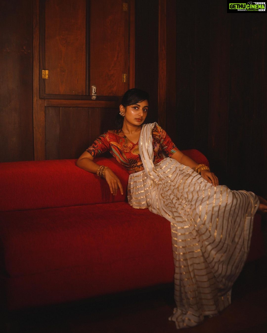 Esther Anil Instagram - Onam vanallo… 🌸 Designed and styled : @amritha_lakshmi___ @styledby_al_ Photography : @merin__georg Mua : @sreegeshvasan_makeupartist Costume : @kritilabel Accesories : @goodwillcollectionskerala Location : @kondai_lip_resort Special thanks : @book_vacations