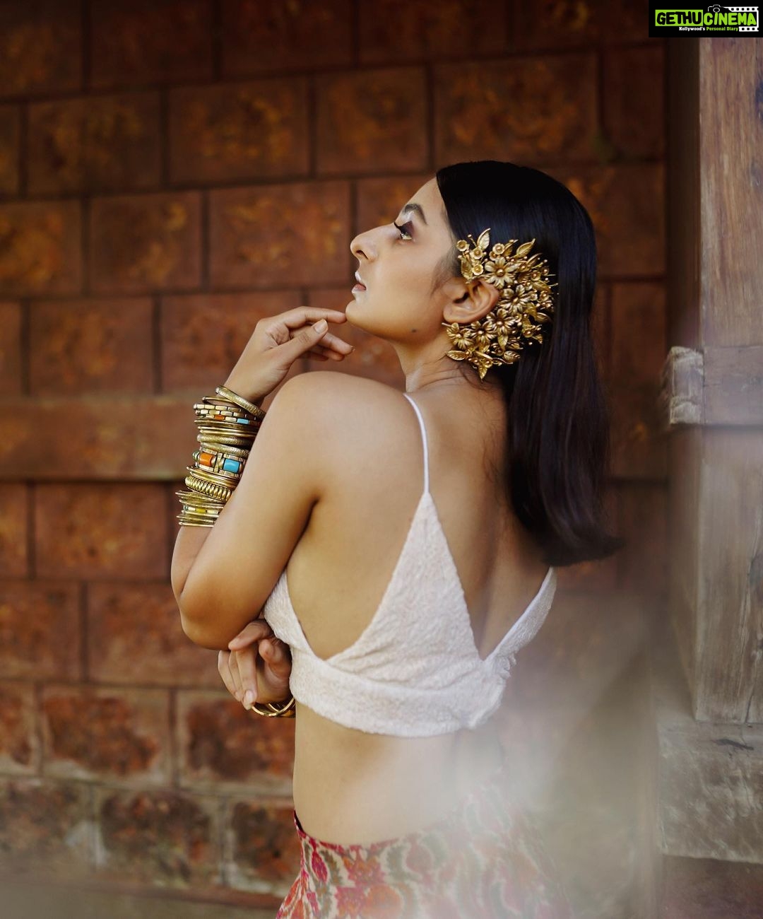 Esther Anil Instagram - 🪷🪷🪷🪷 _________________________ Styling : @amritha_lakshmi___ @styledby_al_ Photography : @merin__georg Make up and hair: @sreegeshvasan_makeupartist Costume : @thehouseofkemp Accesories : @goodwillcollectionskerala Earcuff : @beadsart_hairvine Location : @kondai_lip_resort Special thanks : @book_vacations