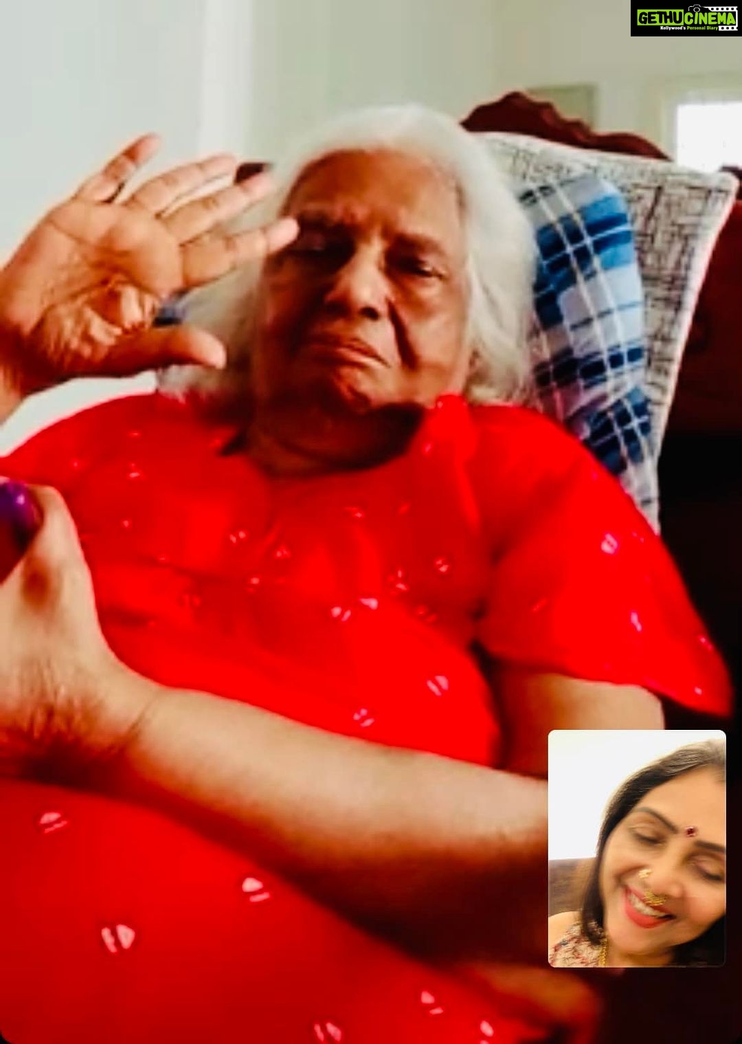 Fathima Babu Instagram - தீபாவளி முடிந்தவுடன் நான் பட்சணம் கொண்டுவர வேண்டும் என்று சொல்லியிருக்கிறார் “கொண்டு வந்து எவ்ளோ நாள் மா இருக்கட்டும்?”இது நான். அம்மா ஒரு விரல் காண்பித்தார். “ஒரு மாசமா ம்மா?” - என் தம்பி கேட்கிறான் இல்லையென்று தலையாட்டிவிட்டு மீண்டும் ஒரு விரல் காண்பித்தார். குசும்பு பிடித்த என் தம்பி “ஒரு வாரமாம்மா” என்கிறான். இல்லையென்ற அம்மா மீண்டும் ஒரு விரல் காண்பிக்க - முகமெல்லாம் சிரிப்போடு “ஒரு நாளாம்மா” என தம்பி கேட்க விரலை மடக்கி ஆமாமென ஆமோதிக்கிறார் வந்து பட்சணம் கொடுத்து ஒரே நாள்ல கெளம்பிடணுமாம் எல்லாம் கிஃபி வந்துவிட்ட கெத்து அம்மாகுட்டிக்கு 😍😃