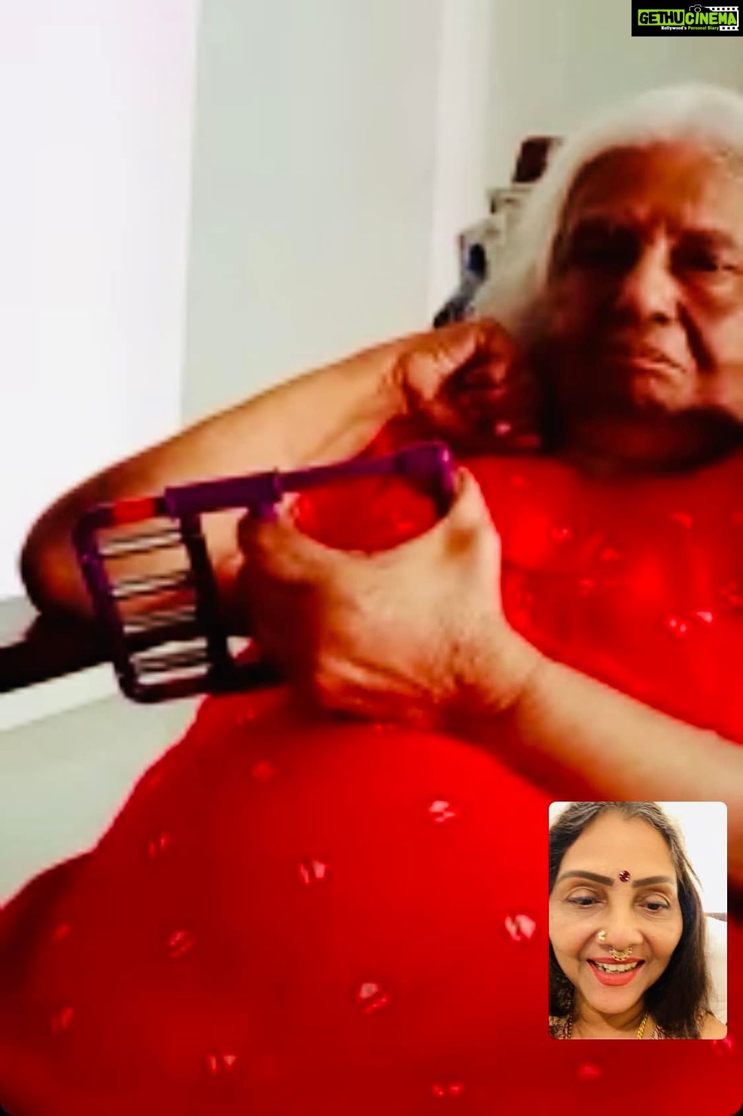 Fathima Babu Instagram - தீபாவளி முடிந்தவுடன் நான் பட்சணம் கொண்டுவர வேண்டும் என்று சொல்லியிருக்கிறார் “கொண்டு வந்து எவ்ளோ நாள் மா இருக்கட்டும்?”இது நான். அம்மா ஒரு விரல் காண்பித்தார். “ஒரு மாசமா ம்மா?” - என் தம்பி கேட்கிறான் இல்லையென்று தலையாட்டிவிட்டு மீண்டும் ஒரு விரல் காண்பித்தார். குசும்பு பிடித்த என் தம்பி “ஒரு வாரமாம்மா” என்கிறான். இல்லையென்ற அம்மா மீண்டும் ஒரு விரல் காண்பிக்க - முகமெல்லாம் சிரிப்போடு “ஒரு நாளாம்மா” என தம்பி கேட்க விரலை மடக்கி ஆமாமென ஆமோதிக்கிறார் வந்து பட்சணம் கொடுத்து ஒரே நாள்ல கெளம்பிடணுமாம் எல்லாம் கிஃபி வந்துவிட்ட கெத்து அம்மாகுட்டிக்கு 😍😃