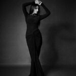 Fatima Sana Shaikh Instagram - Back to black Stylist:- @its_mariyamm Mua:- @poonamsrv Hair:- @paloshell Photographer:- @kapilcharaniya Styling assistant:- @muskaaaaaanshah Outfit:- @shantanunikhil @snbyshantanunikhil Earrings:- @karishma.joolry Rings:- @goldenwindow @ishhaara @ascend.rohank Bag:- @katespadeny @id8mediasolutions