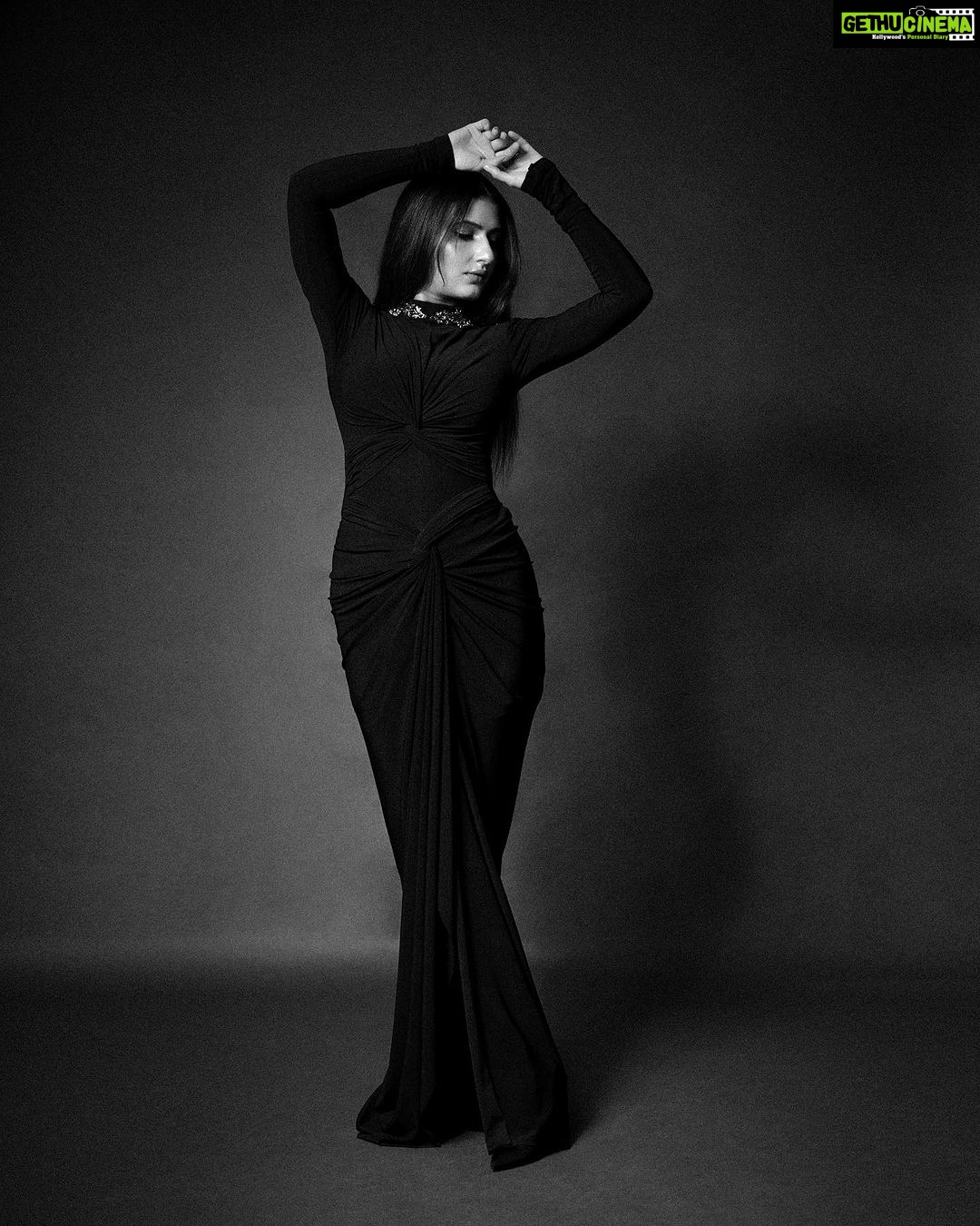 Fatima Sana Shaikh Instagram - Back to black Stylist:- @its_mariyamm Mua:- @poonamsrv Hair:- @paloshell Photographer:- @kapilcharaniya Styling assistant:- @muskaaaaaanshah Outfit:- @shantanunikhil @snbyshantanunikhil Earrings:- @karishma.joolry Rings:- @goldenwindow @ishhaara @ascend.rohank Bag:- @katespadeny @id8mediasolutions
