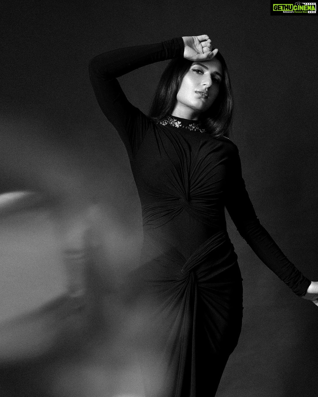 Fatima Sana Shaikh Instagram - Back to black Stylist:- @its_mariyamm Mua:- @poonamsrv Hair:- @paloshell Photographer:- @kapilcharaniya Styling assistant:- @muskaaaaaanshah Outfit:- @shantanunikhil @snbyshantanunikhil Earrings:- @karishma.joolry Rings:- @goldenwindow @ishhaara @ascend.rohank Bag:- @katespadeny @id8mediasolutions