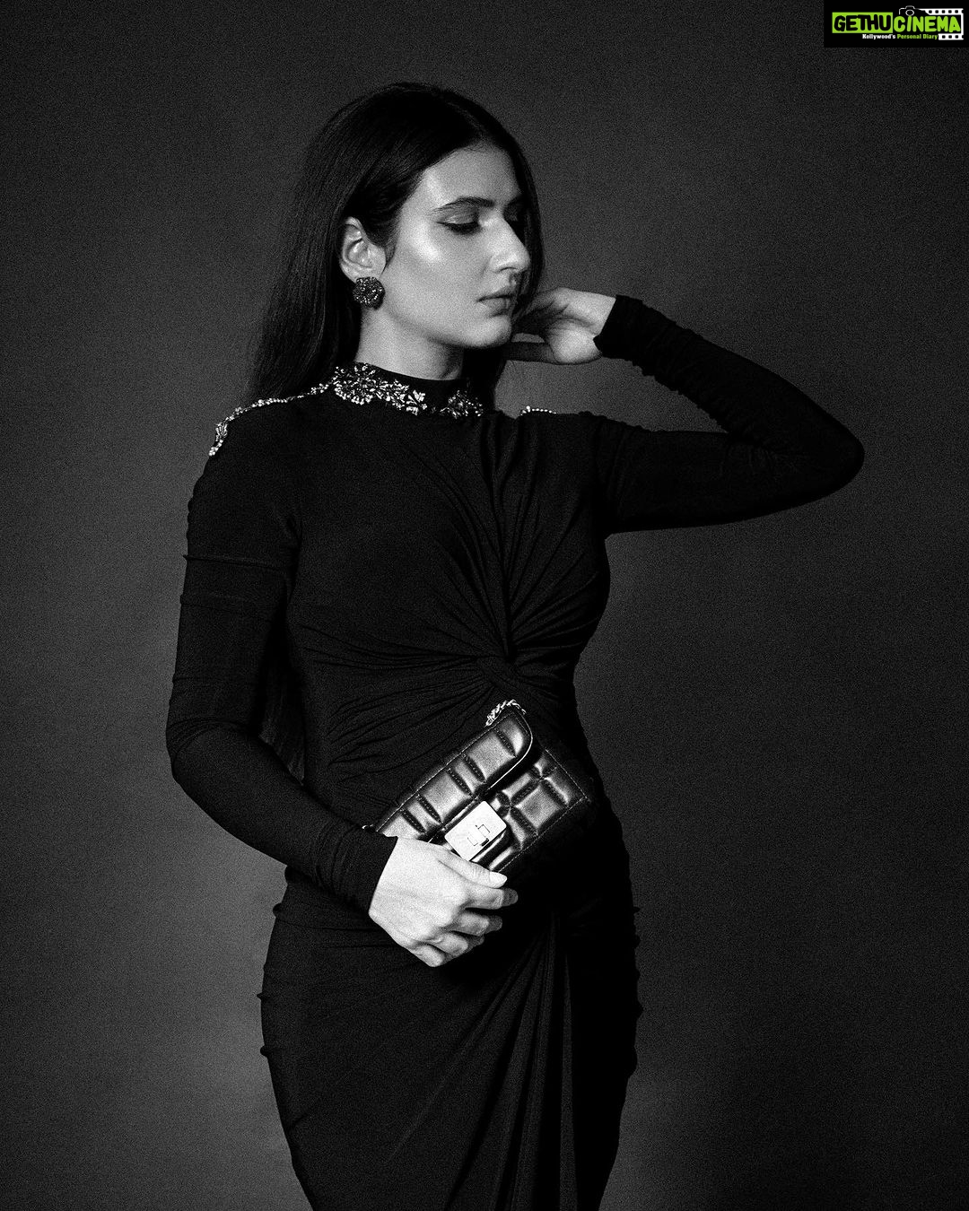 Fatima Sana Shaikh Instagram - Back to black Stylist:- @its_mariyamm Mua:- @poonamsrv Hair:- @paloshell Photographer:- @kapilcharaniya Styling assistant:- @muskaaaaaanshah Outfit:- @shantanunikhil @snbyshantanunikhil Earrings:- @karishma.joolry Rings:- @goldenwindow @ishhaara @ascend.rohank Bag:- @katespadeny @id8mediasolutions