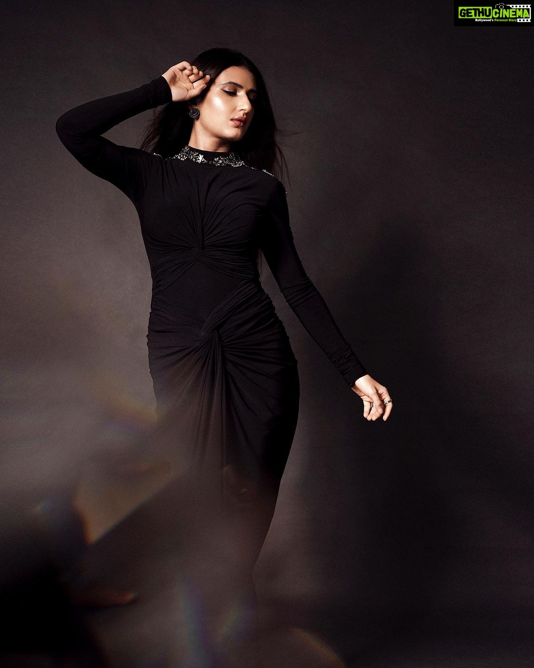 Fatima Sana Shaikh Instagram - All set for #gqbestdressed Stylist:- @its_mariyamm Mua:- @poonamsrv Hair:- @paloshell Photographer:- @kapilcharaniya Styling assistant:- @muskaaaaaanshah Outfit:- @shantanunikhil @snbyshantanunikhil Earrings:- @karishma.joolry Rings:- @goldenwindow @ishhaara @ascend.rohank Bag:- @katespadeny @id8mediasolutions