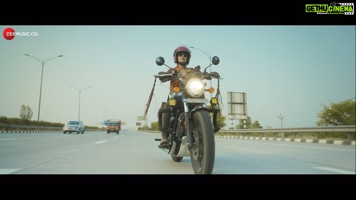 Fatima Sana Shaikh Instagram - Two wheels, endless roads and unforgettable memories✨ #DhakDhak title track #ReBanjara out NOW. In cinemas 13th October. #RatnaPathakShah @diamirzaofficial @fatimasanashaikh @sanjanasanghi96 @taapsee #KevinVaz @ajit_andhare @pranjalnk @aayush_blm @dudeja_sahaab @parijat_joshi @sunidhichauhan5 jatindersingh.official @rishiduttaofficial @kundanvidyarthy #BabaBullehShah @Viacom18Studios #OutsidersFilms @blmpictures @zeemusiccompany