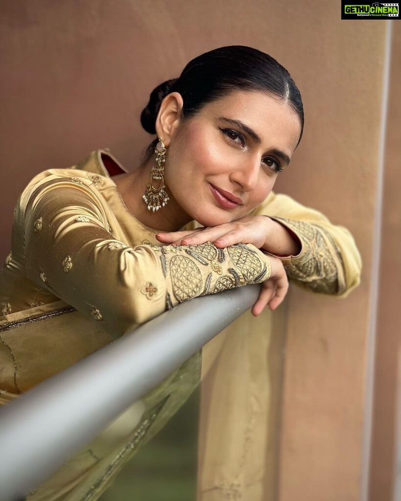 Fatima Sana Shaikh Instagram - Gold dust. Wearing @raw_mango 📷 HMU @myrra_makeup_art