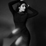 Fatima Sana Shaikh Instagram - Back to black Stylist:- @its_mariyamm Mua:- @poonamsrv Hair:- @paloshell Photographer:- @kapilcharaniya Styling assistant:- @muskaaaaaanshah Outfit:- @shantanunikhil @snbyshantanunikhil Earrings:- @karishma.joolry Rings:- @goldenwindow @ishhaara @ascend.rohank Bag:- @katespadeny @id8mediasolutions