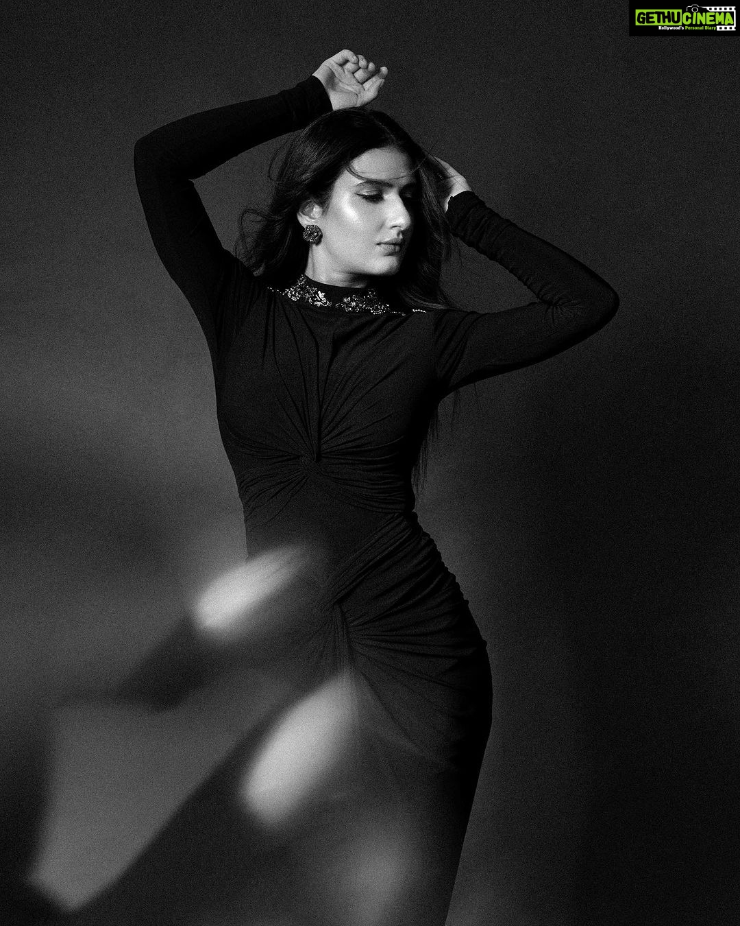 Fatima Sana Shaikh Instagram - Back to black Stylist:- @its_mariyamm Mua:- @poonamsrv Hair:- @paloshell Photographer:- @kapilcharaniya Styling assistant:- @muskaaaaaanshah Outfit:- @shantanunikhil @snbyshantanunikhil Earrings:- @karishma.joolry Rings:- @goldenwindow @ishhaara @ascend.rohank Bag:- @katespadeny @id8mediasolutions
