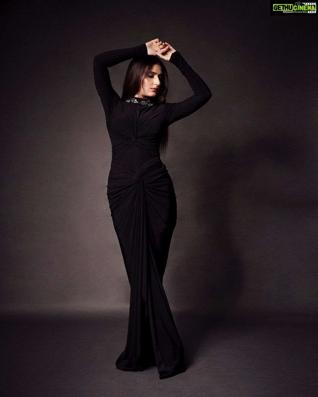 Fatima Sana Shaikh Instagram - All set for #gqbestdressed Stylist:- @its_mariyamm Mua:- @poonamsrv Hair:- @paloshell Photographer:- @kapilcharaniya Styling assistant:- @muskaaaaaanshah Outfit:- @shantanunikhil @snbyshantanunikhil Earrings:- @karishma.joolry Rings:- @goldenwindow @ishhaara @ascend.rohank Bag:- @katespadeny @id8mediasolutions