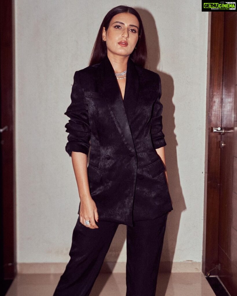 Fatima Sana Shaikh Instagram - Suit up Styled by: @kshitijkankaria @karishma.diwan look: @rishtabyarjunsaluja Jewellery: @karishma.joolry @ishhaara Hair @paloshell Make up @poonamsrv Shot by @dieppj
