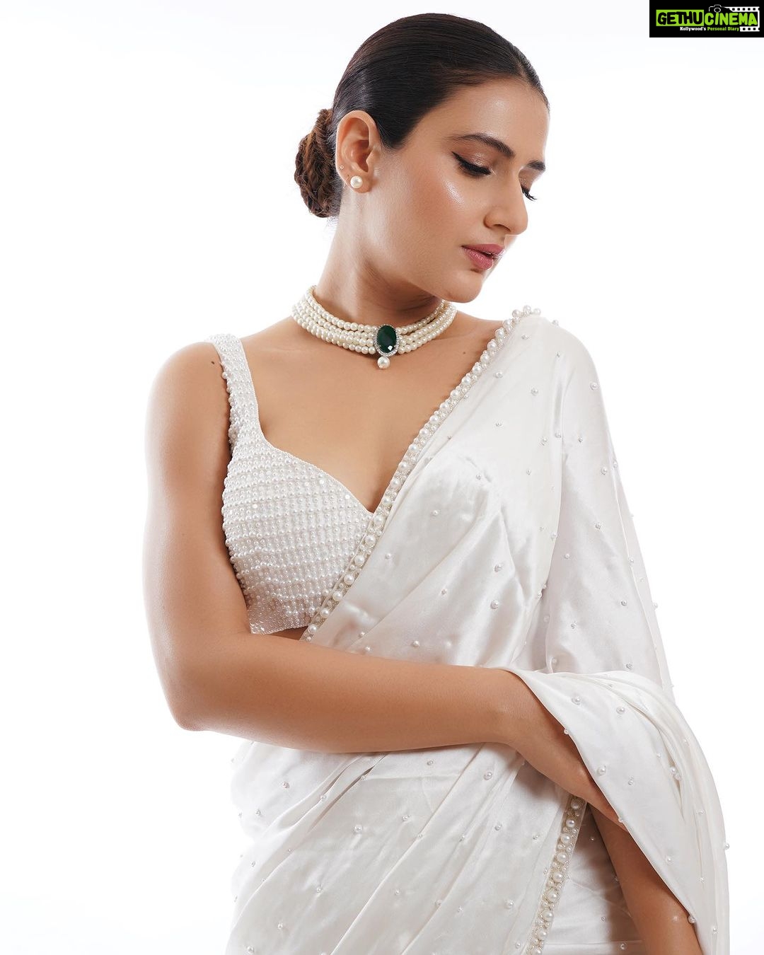 Fatima Sana Shaikh Instagram - Styled by: @kshitijkankaria @karishma.diwan look: @manishmalhotraworld necklace: @goldenwindow Ring: @karishmajoolry @vasundharajewelry heels: @charleskeithofficial Hair @paloshell Make up @poonamsrv Shot by @kapilcharaniya