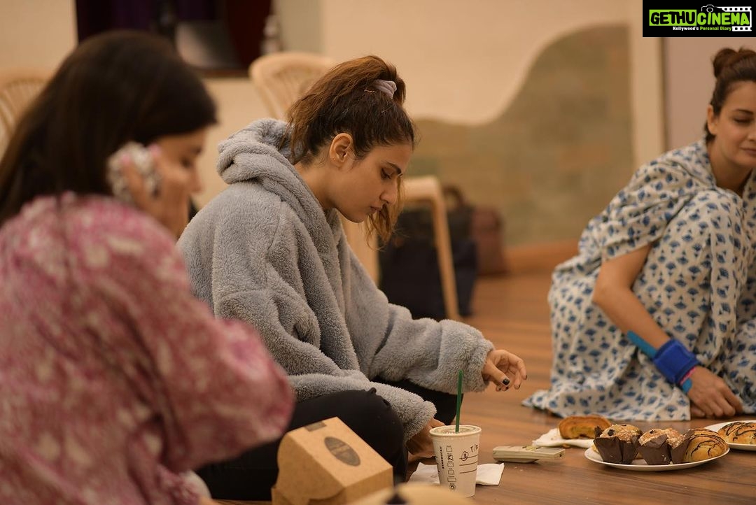 Fatima Sana Shaikh Instagram - Workshops, readings aur khoob saara Mazza. #dhakdhak