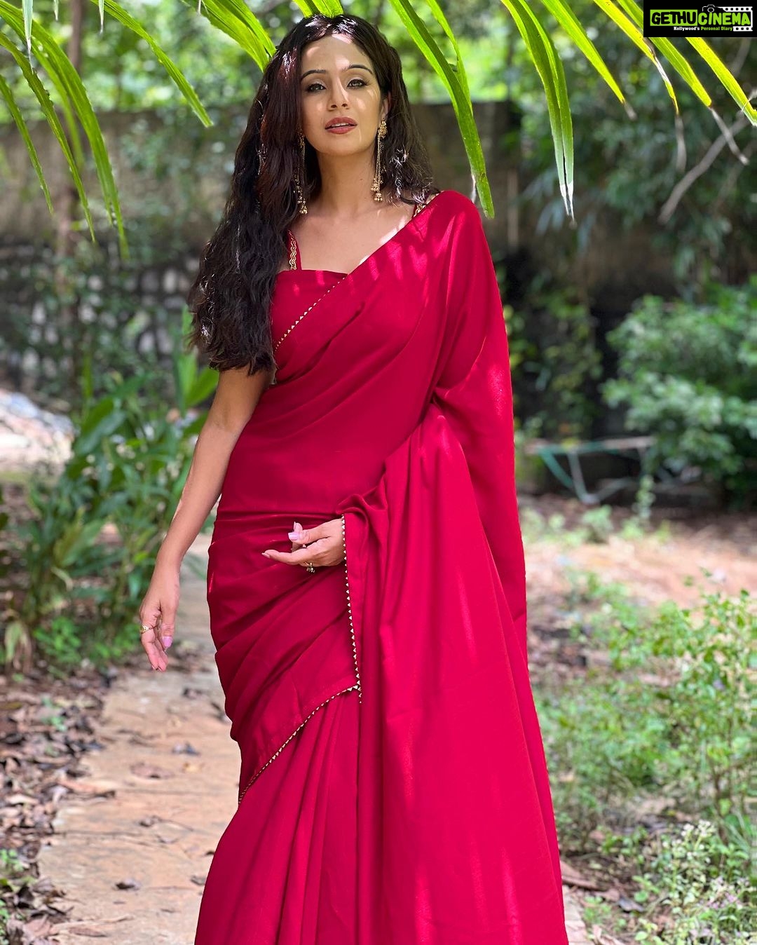 Fenil Umrigar Instagram - This gorgeous saree by @rangoli_by_poonam ♥️