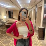 Fenil Umrigar Instagram - Love for mirror selfies🌻