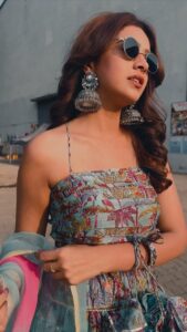 Fenil Umrigar Instagram - more nicer when i like the outfit 🙊♥️

@aachho 
@neelangi_johari