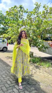 Fenil Umrigar Instagram - love love love 🌻

Wearing : @aachho 
@neelangi_johari