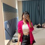 Fenil Umrigar Instagram - Love for mirror selfies🌻