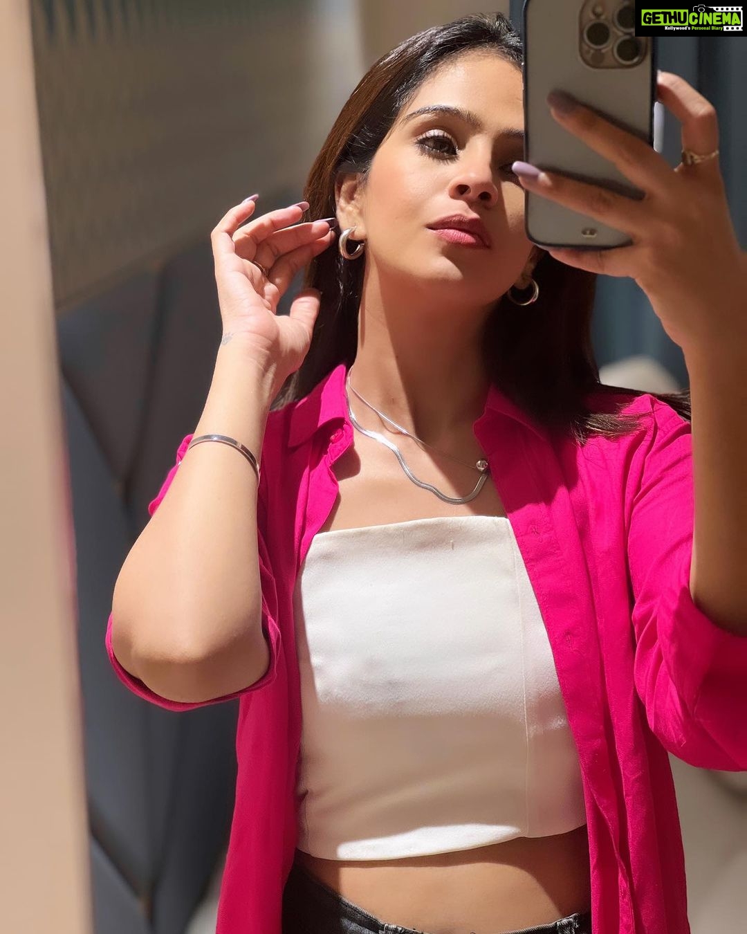 Fenil Umrigar Instagram - Love for mirror selfies🌻
