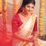 Gabriella Charlton Instagram - Onam Ashamsakal 🌾🌼 This one is special because mundu courtesy goes to my Ammama ❤️ Makeup @jiyamakeupartistry Hairdo @keerthana_makeup_and_hair Photography @haran_official_ Flowers in @redbridal_flowers Blouse @sdduniqueboutique_97 Jewel @chennai_jazz Location @jiya_studios
