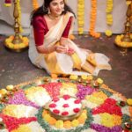 Gabriella Charlton Instagram - Onam Ashamsakal 🌾🌼 This one is special because mundu courtesy goes to my Ammama ❤️ Makeup @jiyamakeupartistry Hairdo @keerthana_makeup_and_hair Photography @haran_official_ Flowers in @redbridal_flowers Blouse @sdduniqueboutique_97 Jewel @chennai_jazz Location @jiya_studios