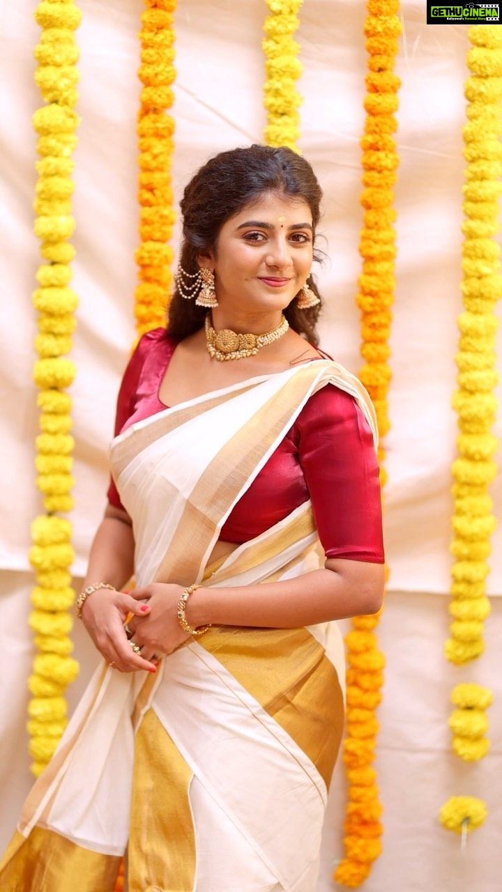 Gabriella Charlton Instagram - Onam Ashamsakal 3/3 🌾🌺 This beautiful team spent hours on the hairdo to make it exactly how I wanted it to be ❤️ glad it came out well! Makeup @jiyamakeupartistry Hairdo @keerthana_makeup_and_hair Photography @haran_official_ Flowers in @redbridal_flowers Mundu by ammama ❤️ Blouse @sdduniqueboutique_97 Jewel @chennai_jazz Location @jiya_studios