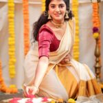 Gabriella Charlton Instagram - Onam Ashamsakal 🌾🌼 This one is special because mundu courtesy goes to my Ammama ❤️ Makeup @jiyamakeupartistry Hairdo @keerthana_makeup_and_hair Photography @haran_official_ Flowers in @redbridal_flowers Blouse @sdduniqueboutique_97 Jewel @chennai_jazz Location @jiya_studios