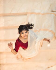Gabriella Charlton Instagram - What is it about white sarees 😭❤️

Costume @sdduniqueboutique_97 
Captured by @dhanush__photography
Makeup @murugeshmakeup_hair
Hair by @shalini_hairartist