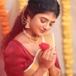 Gabriella Charlton Instagram - Onam Ashamsakal 🌾🌼 This one is special because mundu courtesy goes to my Ammama ❤️ Makeup @jiyamakeupartistry Hairdo @keerthana_makeup_and_hair Photography @haran_official_ Flowers in @redbridal_flowers Blouse @sdduniqueboutique_97 Jewel @chennai_jazz Location @jiya_studios