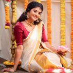 Gabriella Charlton Instagram - Onam Ashamsakal 🌾🌼 This one is special because mundu courtesy goes to my Ammama ❤️ Makeup @jiyamakeupartistry Hairdo @keerthana_makeup_and_hair Photography @haran_official_ Flowers in @redbridal_flowers Blouse @sdduniqueboutique_97 Jewel @chennai_jazz Location @jiya_studios