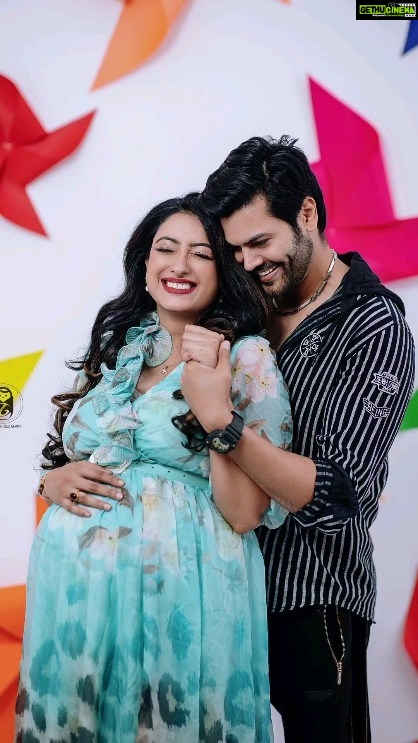 Ganesh Venkatraman Instagram - I always joke with @prettysunshine28 that I am pregnant too.... 'mentally pregnant' 😉😉 that's a term I coined to describe my feelings when we had samaira and this time around it hasn't changed. The anticipation, the care, the involvement, the warmth of togetherness, each of these adds to the health of the baby to be born in no small measure 🩷 #love #maternity #bliss #pregnant #couple #happy #awaiting #instagood #zerogravityphotography