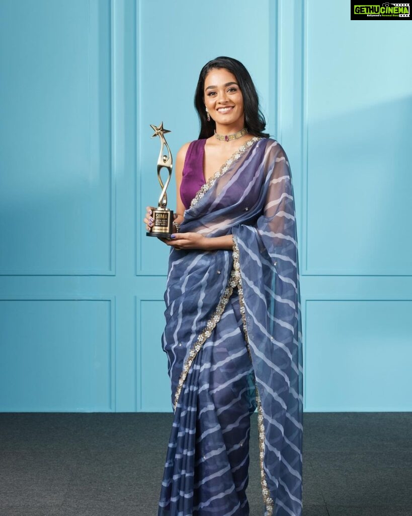 Gayathrie Instagram - @gayathrieshankar eyes sparkle with happiness and excitement as she holds the SIIMA Award for the Best Debutant Actress Malayalam #NEXASIIMA #DanubeProperties #A23Rummy #HonerSignatis #Flipkart #ParleHideAndSeek #LotMobiles #SouthIndiaShoppingMall #TruckersUAE #SIIMA2023 #A23SIIMAWeekend #SouthIndianAwards #Docile #SIIMAinDubai Danube Properties Presents A23 SIIMAWEEKEND in Dubai