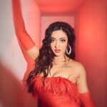 Gayatri Bhardwaj Instagram - Channelling my inner santra 🍊🧡 📸 @gohil_jeet Thanks @styled_bytan for styling me Outfit by @worldofasra Hair by @sundarampandey Jewellery @angelzbypreetibedi @timestalent @rishubartaria @reema_rathod