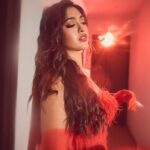Gayatri Bhardwaj Instagram - Channelling my inner santra 🍊🧡 📸 @gohil_jeet Thanks @styled_bytan for styling me Outfit by @worldofasra Hair by @sundarampandey Jewellery @angelzbypreetibedi @timestalent @rishubartaria @reema_rathod
