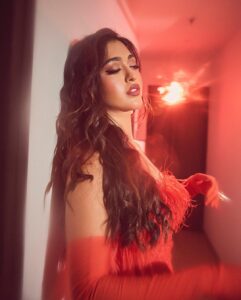 Gayatri Bhardwaj Instagram - Channelling my inner santra 🍊🧡

📸 @gohil_jeet 
Thanks @styled_bytan for styling me
Outfit by @worldofasra 
Hair by @sundarampandey 
Jewellery @angelzbypreetibedi 

@timestalent @rishubartaria @reema_rathod