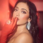 Gayatri Bhardwaj Instagram - Channelling my inner santra 🍊🧡 📸 @gohil_jeet Thanks @styled_bytan for styling me Outfit by @worldofasra Hair by @sundarampandey Jewellery @angelzbypreetibedi @timestalent @rishubartaria @reema_rathod