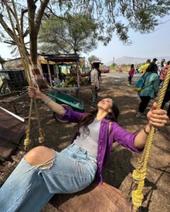 Gayatri Bhardwaj Instagram - Manzil se behetar lagne lage hain ye raaste🌸
.
.
#highwaylove #bts