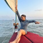 Gayatri Bhardwaj Instagram - Whatever floats your boat 💁🏻‍♀️ 📷: @ritviksahore thanks for the photoooos✨ Nariman Point